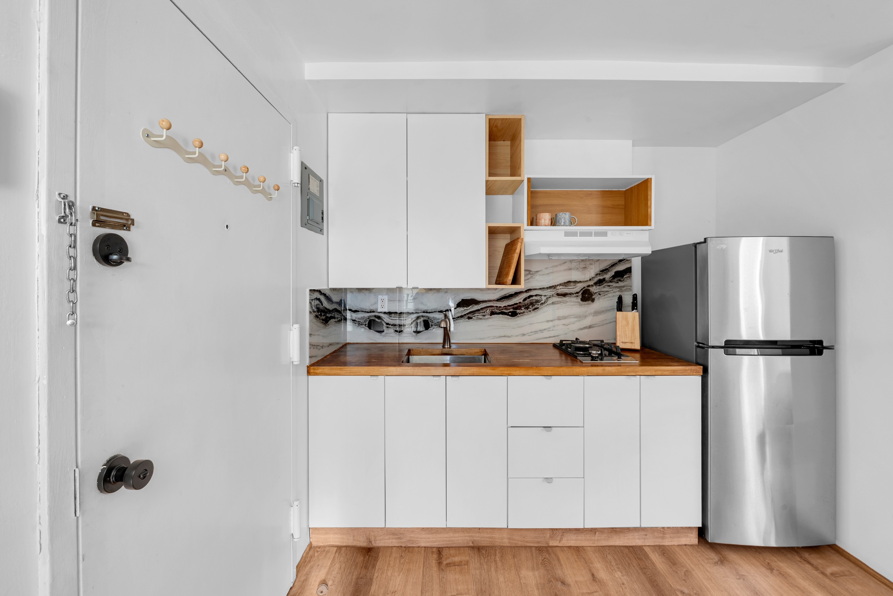The Surf Studio — full kitchen with marble backsplash