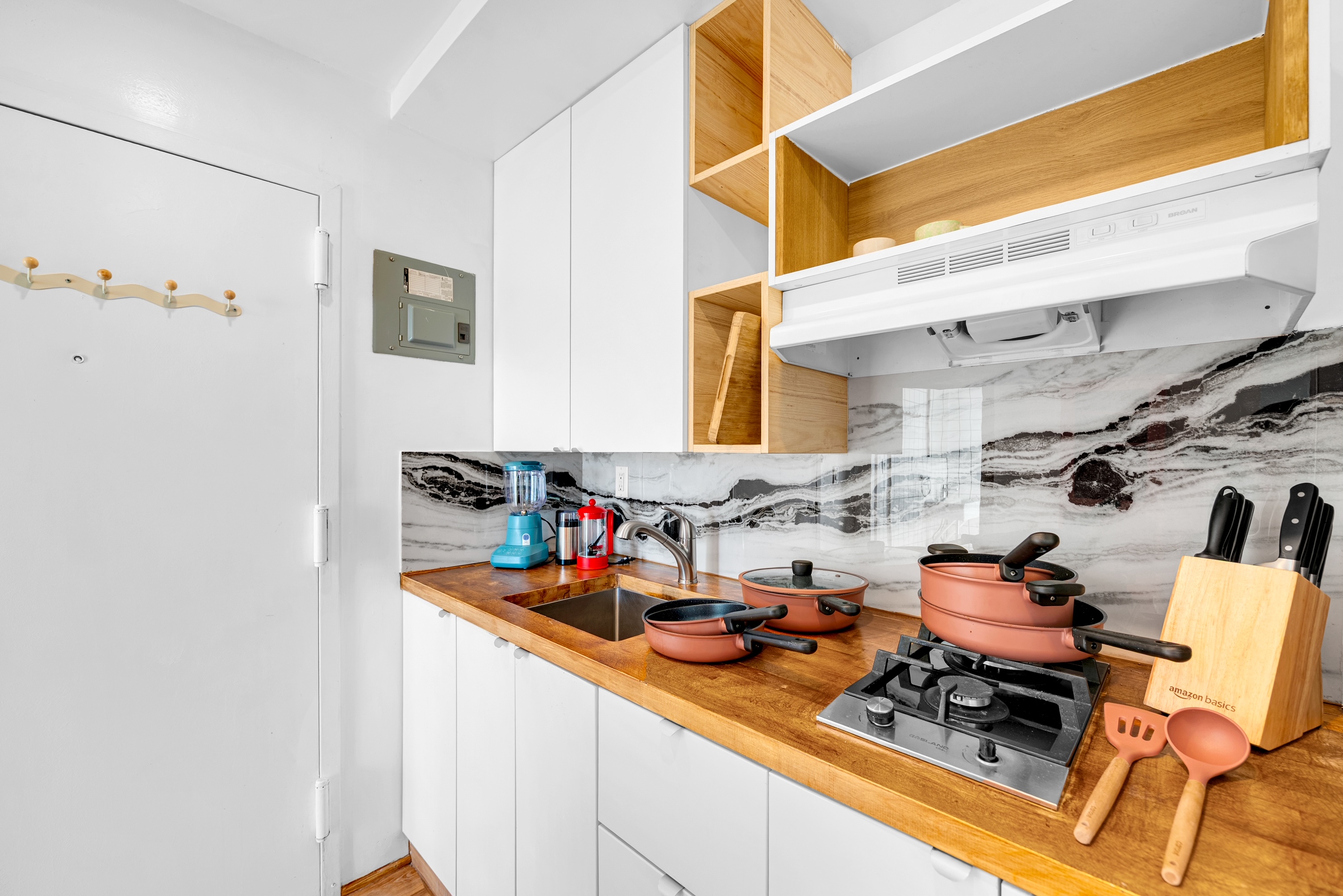The Surf Studio — kitchen stocked with cookware